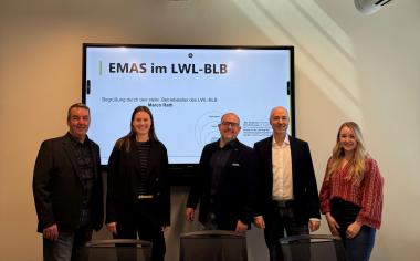Freuen sich über die EMAS-Zertifzierung des LWL-Bau- und Liegenschaftsbetriebes (v.l.): Betriebsleiter Matthias Gundler, Pauline Billstein (Umweltschutzbeauftragte des LWL-BLB), Thomas Auf der Landwehr (Projektteam EMAS/Orga), Marco Rath (stellv. Betriebsleitung), Celina Jacob (Umweltschutzbeauftragte des LWL-BLB).&lt;br&gt;Bild: LWL/BLB 