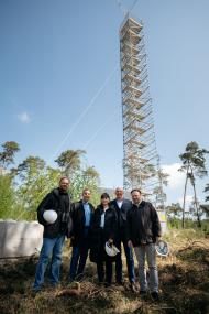 Schauen sich den neuen Messturm im Lüntener Wald an - zunächst von unten (v.l.) Museumsdirektor Dr. Jan Ole Kriegs, Matthias Gundler (LWL-BLB), Prof. Dr. Mana Gharun (Uni Münster), Dr. Georg Lunemann (LWL-Direktor), und Landrat Dr. Kai Zwicker (Kreis Borken).&lt;br&gt;Foto: LWL/Steinweg 