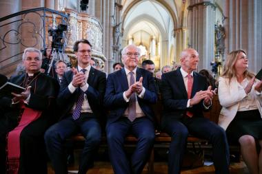 v.l. S. E. Dr. Udo Bentz, Erzbischof von Paderborn, Hendrik Wüst (MdL), Ministerpräsident des Landes Nordrhein-Westfalen, Frank-Walter Steinmeier, Bundespräsident, Dr. Georg Lunemann, der Direktor des LWL, und seine Ehefrau Claudia Miklis beim Festakt zu 1250 Jahre Westfalen im Hohen Dom zu Paderborn.<br>Foto: LWL / Nikolaus Urban