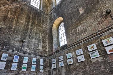 Auf der Galerie im Malakowturm sind Karikaturen zu Lebensstil, Konsum und Klimawandel ausgestellt.<br>Foto: LWL / Julia Gehrmann
