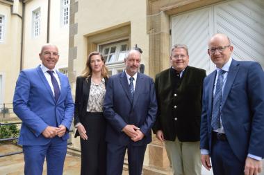 Dr. Georg Lunemann (v.l., der Direktor des Landschaftsverbands Westfalen-Lippe), Dr. Lisa Maria Niemeyer (stellv. Therapeutische Direktorin der LWL-Maßregelvollzugsklinik Schloss Haldem), Dr. Ingbert Rinklake (Ärztlicher Direktor der LWL-Maßregelvollzugsklinik Schloss Haldem), Stemwedes Bürgermeister Kai Abruszat und LWL-Maßregelvollzugsdezernent Tilmann Hollweg.&lt;br&gt;Bild: LWL/ Bianca Hannig 
