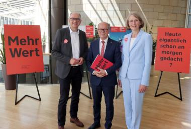 Stellen die Aktion &quot;MehrWert&quot; im NRW-Landtag vor: (vl.) Dr. Holger Mertens, Leiter der LWL-Denkmalpflege, Landschafts- und Baukultur in Westfalen, André Kuper, Präsident des Landtags, und Dr. Andrea Pufke, Leiterin des LVR-Amtes für Denkmalpflege im Rheinland.&lt;br&gt;Bild: Landtag NRW/Bernd Schälte 