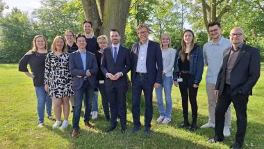Der neue LWL-Krankenhausdezernent Dr. Emanuel Wiggerich (6.v.r.) und der Ärtzliche Direktor der LWL-Klinik Dortmund Hans-Jörg Assion (5.v.r.) zusammen mit einigen der Referentinnen und Referenten.&lt;br&gt;Foto: LWL 