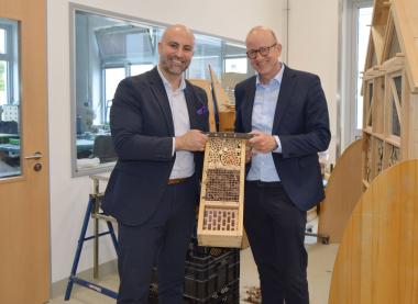 Maßregelvollzugsdezernent Tilmann Hollweg (r.) überreicht Landrat Ali Dogan ein von Patienten in der Arbeitstherapie hergestelltes Bienenhotel.&lt;br&gt;Foto: LWL/ Bianca Hannig 