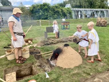 Beim Familiensonntag &quot;Picknick mit den Römern&quot; zeigen die Legionäre der Legio XIX was sie in der römischen Küche so draufhaben.&lt;br&gt;Foto: LWL/J. Großekathöfer 
