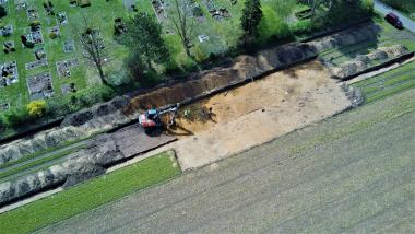 Drohnenaufnahme der Ausgrabungsfläche am Gemeindefriedhof von Espelkamp am nordwestlichen Rand der Ortschaft Frotheim.<br>Foto: Stadt Espelkamp/P. Metzner