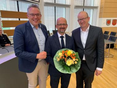 Gratulieren Dietmar Pingel (Mitte) zu seiner Bestätigung als neuer Direktor des LWL-Therapiezentrums für Forensische Psychiatrie Marsberg: der stellv. Vorsitzende des LWL-Maßregelvollzugsausschusses, Stefan Weber (l.), und LWL-Maßregelvollzugsdezernent Tilmann Hollweg.&lt;br&gt;Bild: LWL/Thorsten Fechtner 