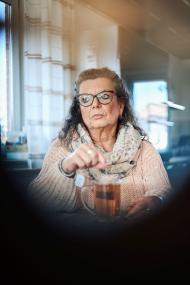 Anke Rasch hat sich wieder mit viel eigener Kraft und therapeutischer Hilfe der LWL-Klinik Lippstadt aus ihrer Alkoholsucht und ihrer Einsamkeit herausgekämpft.&lt;br&gt;Bild: LWL/Nikolaus Urban 