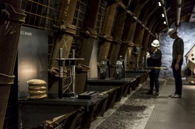 Im &quot;Montanium&quot; können Besuchende an verschiedenen Stationen ausprobieren, welche Kräfte unter Tage wirken.&lt;br&gt;Foto: LWL/ Julia Gehrmann 