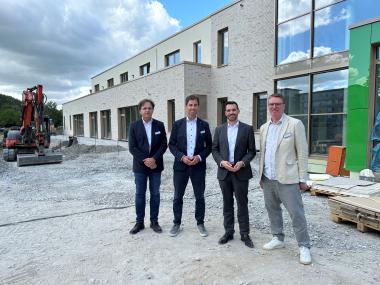 Besichtigung des Neubaus der LWL-Pflegeschule Kreis Soest: (v. l.) Prof. Dr. Ronald Bottlender, Tobias Brockmann, Dr. Emanuel Wiggerich, Magnus Eggers. Foto: LWL/Enrica Gore 