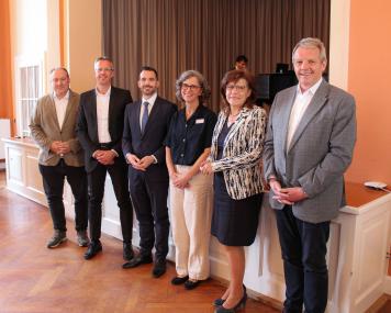 Einführung von Anke Blank (3.v.r.) als Chefärztin und stellv. Ärztliche Direktorin: (v.l.) Pflegedirektor Peter Thiemann, Kaufmännischer Direktor Hans-Peter Tappe, LWL-Krankenhausdezernent Dr. Emanuel Wiggerich, stellv. Landrätin Hiltrud Schmidt und Wolfgang Diekmann, Vorsitzender des LWL-Krankenhausausschusses.&lt;br&gt;Bild: LWL/Julia Hollwedel 