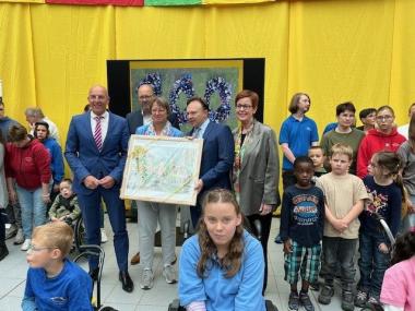 Bei der Feier mitten unter den Schüler:innen u. a. dabei: (vorne v.l.) Dr. Georg Lunemann, der Direktor des LWL, Dr. Britta Demes, Schulleiterin der Brückenschule Maria Veen, Landrat Dr. Kai Zwicker (Kreis Borken) und LWL-Schuldezernentin Birgit Westers.&lt;br&gt;Bild: LWL 