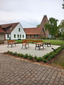 Auf der barrierefreien Terrasse des "Gernheim Panoramas" finden 16 Teilnehmende Platz. Aussparungen in den Bänken lassen Platz für Rollstuhlfahrende, Rollatoren oder Kinderwagen.<br>Foto: LWL / Karoline Haeberlin