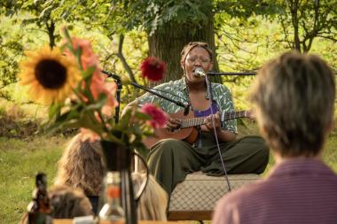 Bielefelder Musiker G'emma im Garten des Kunsthauses Helleweg © Emelyn Yábar