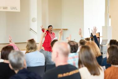 Moderatorin Prasanna Oommen führte souverän durch den Fachtag, an dem über 60 Kolleg:innen aus den LWL- und LVR-Museen teilnahmen.<br>Foto: LWL