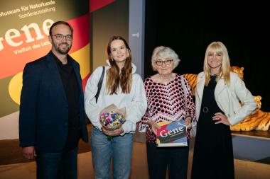 LWL-Kulturdezernentin Dr. Barbara Rüschoff-Parzinger (r.) und Museumdirektor Dr. Jan Ole Kriegs (l.) überraschten die 150 000. Besucherinnen der Sonderausstellung "Gene - Vielfalt des Lebens", Ilse Abbink und Theresa de Wall (Mitte).<br>Foto: LWL/Steinweg