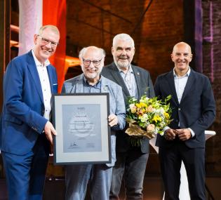 Beim 68. Westfalentag wurde der Hagener Heimatbund e. V. mit &quot;Rolle vorwärts&quot; in der Kategorie Innovation prämiert. Dirk Schaufelberger, Vorsitzender des Vorstandes der Sparkasse Dortmund, (l.) und der WHB-Vorsitzende, Landesdirektor Dr. Georg Lunemann, (r.) mit den beiden Vereinsvorsitzenden Michael Eckhoff (2. v. l.) und Jens Bergmann.&lt;br&gt;Foto: Andrea Bowinkelmann/WHB 