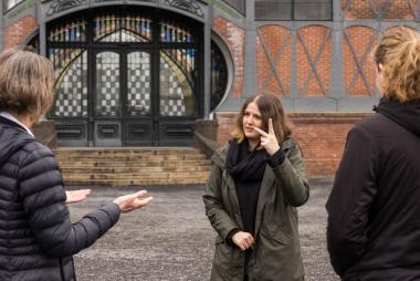 Ana Smidt, DGS-Muttersprachlerin, führt Gäste in deutscher Gebärdensprache durch die Kolonialismus-Ausstellung (Samstag) und die Untertage-Welt &quot;Montanium&quot; (Sonntag).&lt;br&gt;Foto: LWL / Philipp Harms 