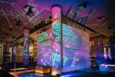 Eine Lichtinstallation lässt die Dauerausstellung des LWL-Museum für Archäologie und Kultur in neuem Licht erstrahlen.&lt;br&gt;Foto:LWL/ D. Sadrowski 