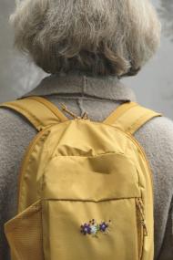 Bei den Stickworkshops haben Besuchende die Möglichkeit, alten Kleidungsstücken ein neues Leben zu schenken.<br>Foto: LWL-Freilichtmuseum Detmold