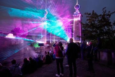 Im Schiffshebewerk Henrichenburg dürfen sich die Besucherinnen und Besucher auf eine Lasershow freuen.<br>Foto: LWL/ Philipp Harms