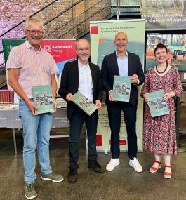 Präsentierten die ersten druckfrischen Bücher auf dem Westfalentag in Dortmund: Dr. Rudolf Grothues (v.l./Geschäftsführer der Kommission), Prof. Dr. Ulrich Harteisen (Projektbearbeiter und Autor), Dr. Georg Lunemann (Direktor des LWL) und Dr. Silke Eilers (Geschäftsführerin des Westfälischen Heimatbundes und Mitglied des Wissenschaftlichen Projektbeirats).<br>Foto: Dirk Paßmann