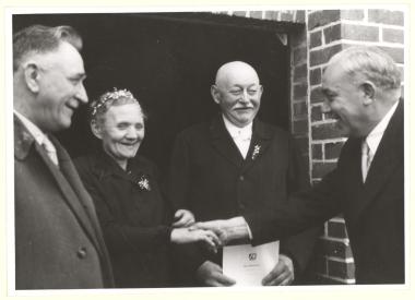 Dieses Ehepaar feierte 1956 ihre goldene Hochzeit. In den Augen der Frau war ihr Ehemann sicherlich ein &quot;Staotskäärl&quot; - ein echter Prachtkerl.&lt;br&gt;Foto: LWL/Adolf Risse 