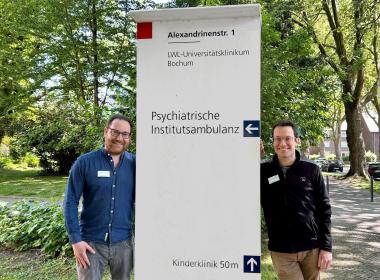 Oberarzt PD Dr. Jakov Gather (links) und Psychologe Jonathan Hagemeister sorgen in der Sprechstunde für berufsbezogene Störungen für Entlastung und bieten Lösungsansätze.&lt;br&gt;Foto: LWL/Rosa Sommer 