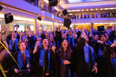 Die Freude ist groß: An der UMCH-Universitätsmedizin Hamburg haben jetzt die ersten Absolventen ihren Abschluss gefeiert.<br>Foto: Leonard Grölz/UMCH