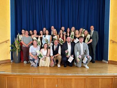 Die Absolvent:innen des Kurses 08/22 mit dem Team der LWL-Pflegeschule Kreis Soest nach dem bestandenen Pflegeexamen.<br>Foto: LWL/Enrica Gore