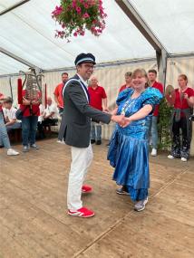 Bianca Heldt und Patrik Hartong (AWO Marsberg) mit dem LWL-Spielmannszug beim Königstanz.<brFoto: LWL/Diana Emmerich