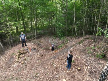 Eine Reihe von runden Eingrabungen mit umgebender Halde stehen im Fokus archäologischer Untersuchungen.<br>Foto: LWL-Archäologie für Westfalen/Manuel Zeiler