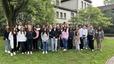 Die neuen Pflege-Azubis gemeinsam mit Vertreter:innen der LWL-Pflegeschule Kreis Soest sowie der praktischen Ausbildungsträger des LWL.<br>Foto: LWL/Sophia Schuck
