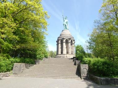 Blick von der "Bandelbank" über die Treppe auf das Hermannsdenkmal.<br>Foto: LWL/Jakob Hofmann