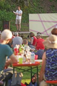 Beim Freilicht-Slam der Freunde des LWL-Freilichtmuseums Detmold präsentieren Wortakrobat:innen ihre selbst verfassten Texte unter freiem Himmel.<br>Foto: LWL/ Robin Jähne