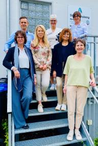 Feiern 25 Jahre Ambulante Sucht-Rehabilitation in Neheim: (Reihe 1, v.l.) Manuela Kretzschmar, Susanne Beyer, Christine Enste, Barbara Denk, (Reihe 2, v.l.) Dr. Christian Enders, Dr. Angelika Schelte, Nicole Buhle.<br>Foto: LWL/Stephanie Dreps