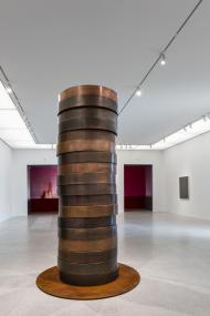 Blick auf die Skulptur "Stack of Coins" von Sean Scully im LWL-Museum für Kunst und Kultur. © Sean Scully.<br>Foto: LWL/Hanna Neander