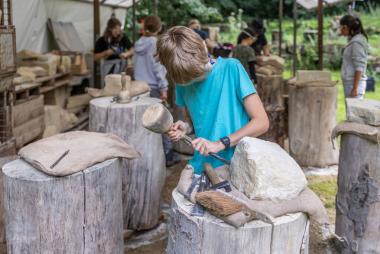 Mit dem Meißel entsteht aus grobem Sandstein Skulpturen.<br>Foto: LWL /  Annette Hudemann