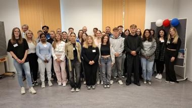 Die neuen Pflegeazubis der LWL-Pflegeschule Dortmund freuen sich gemeinsam mit Vertretern der LWL-Kliniken Dortmund und Hemer auf den Start der Ausbildung.<br>Bild: LWL/Philipp Stenger