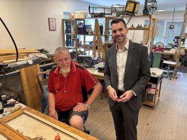 Bei Peter Riechert (l.) erkundigte sich Dr. Emanuel Wiggerich beispielsweise, mit welcher Technik er in der "Tagesstruktur" des LWL-Wohnverbunds Kreis Steinfurt alte Holzmöbel aufarbeitet.<br>Foto: LWL/Johanna Brechmann