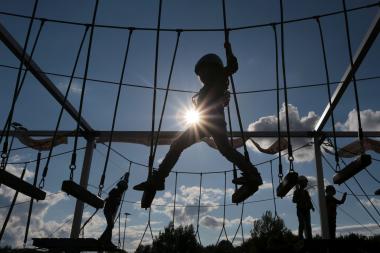 Hoch hinaus geht es für mutige Kletterinnen und Kletterer in der letzten Ferienwoche im Hochseilgarten auf dem Gelände der Zeche Hannover.<br>Foto: Stadtsportbund Bochum e.V.