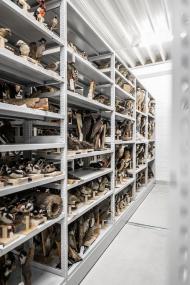 Bei einer Führung durch das Zentralmagazin in der Speicherstadt erhalten Besuchende Einblicke in die Sammlungen des LWL-Museums für Naturkunde.<br>Foto: LWL/Steinweg