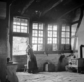 Aufnahmen wie die einer älteren Frau am Fenster zeigen, dass Josef Schepers mit kunsthistorischen Motiven und dem Bildaufbau vertraut gewesen ist.<br>Foto: LWL/Josef Schepers