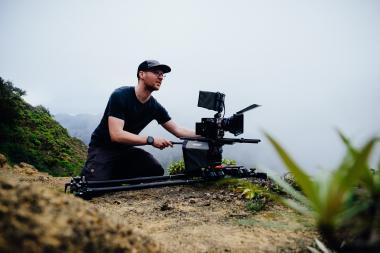 Julian Kolb gibt Interessierten im Workshop im LWL-Museum für Naturkunde Einblicke in die professionelle Natur-Fotografie.<br>Foto: Julian Kolb