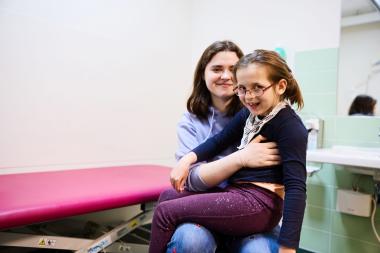 Das FSJ ist ideal für Schulabsolvent:innen, die noch etwas Zeit benötigen, um sich beruflich zu orientieren und Freude an der Arbeit mit behinderten Kindern und Jugendlichen mitbringen.<br>Foto: LWL/Haslauer