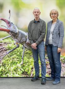Die Fotograf:innen Ute Matzkows und Klaus Rieboldt führen durch die Sonderausstellung "Industrie-Insekten".<br>Foto: LWL / Philipp Harms