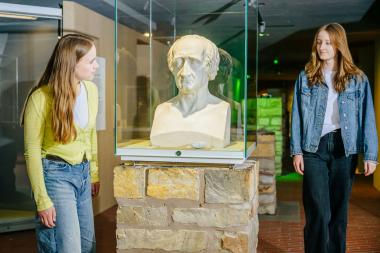 Öffentliche Führungen gibt es jeden Sonntag durch die Sonderausstellung &quot;775 - Westfalen. Die Ausstellung&quot;. Am 28.9. wird die Führung von einer Gebärdensprachdolmetscherin begleitet.&lt;br&gt;Foto: LWL/B. Mazhiqi 
