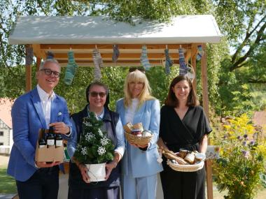 Breite Produktpalette: (v.l.) Museumsdirektor Dr. Ingo Grabowsky, die Generaloberin der Paderborner Vincentinerinnen Sr. Katharina , LWL-Kulturdezernentin Dr. Barbara Rüschoff-Parzinger und Klostermarktorganisatorin Eva-Maria Beyerstedt zeigen schon jetzt, worauf sich die Gäste beim 23. Dalheimer Klostermarkt freuen können - Christbaumschmuck inklusive!<br>Foto: LWL / Alexandra Buterus