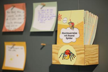 Mit der Spinne &quot;Anansi&quot; gehen Kinder in der Ausstellung &quot;Das ist kolonial.&quot; auf Spurensuche.&lt;br&gt;Foto: LWL/ Philipp Harms 