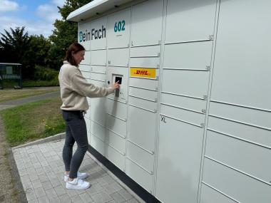 Lina Gottschalk demonstriert, wie die Packstation zu bedienen ist.<br>Foto: LWL / Michaela Rensing